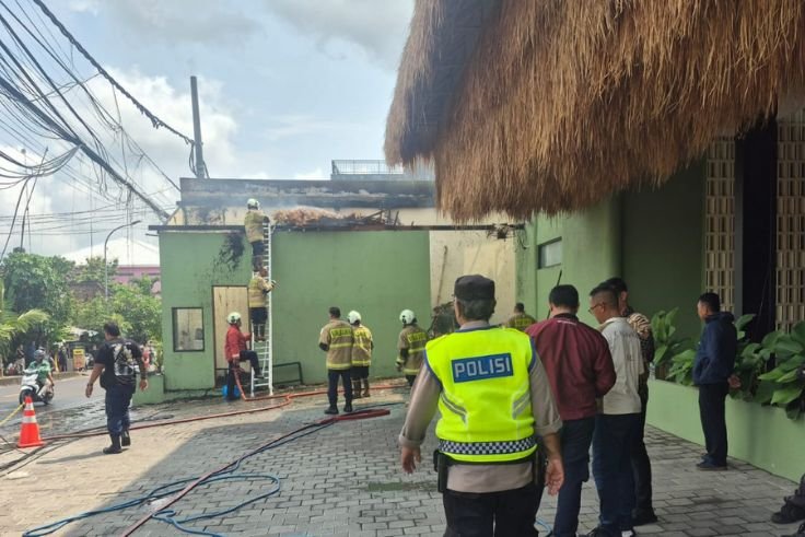 Kebakaran pos keamanan Casa Padel Bali di Jimbaran, Badung, Jumat (30/1/2026).