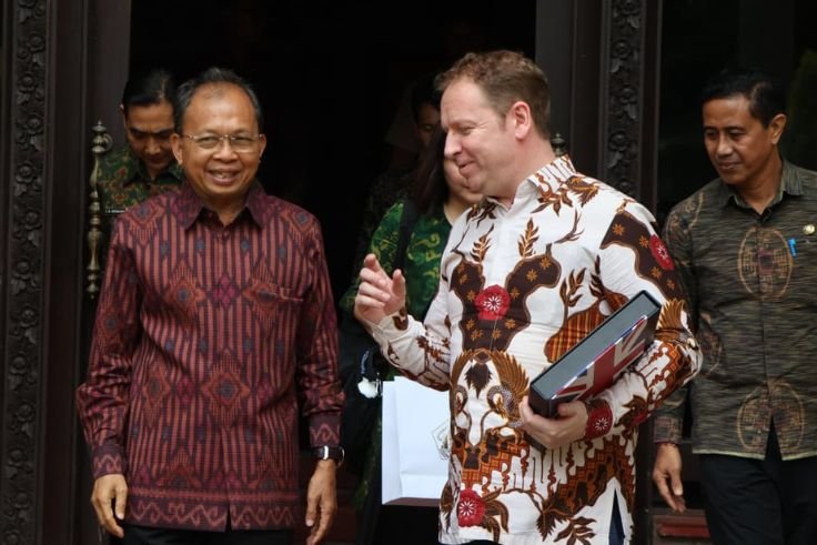 Gubernur Bali Wayan Koster menerima audiensi Wakil Duta Besar Inggris untuk Indonesia HE Matthew Downing. (Istimewa)