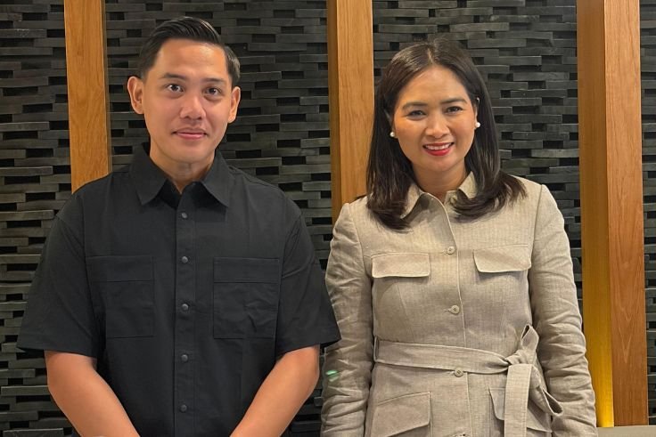 Anggota Komisi I DPRD Kota Denpasar, Dr. Yonathan Andre Baskoro bersama Wakil Menteri Pariwisata RI, Ni Luh Puspa. (Foto: Istimewa)