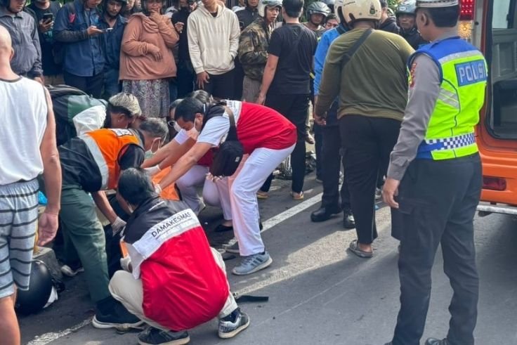 Pengendara Honda Vario DK 2758 DI berinisial TAT (23) meninggal dunia di lokasi kecelakaan di simpang Surapati–Kepundung.