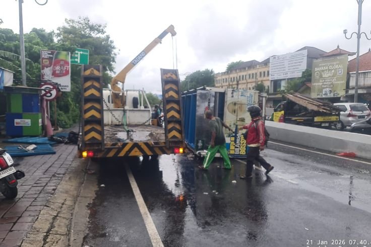 Proses evakuasi truk pengangkut daging yang terguling usai menabrak pembatas jalan di Jalan Sunset Road, Kuta, Rabu (21/1/2026) dini hari.