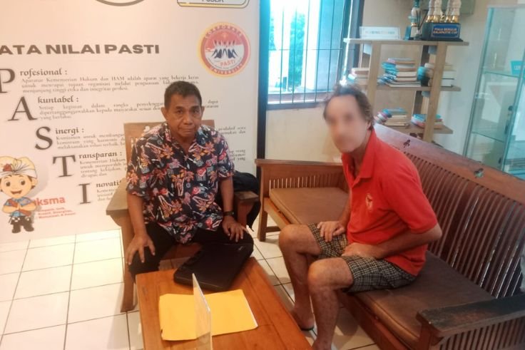 Andrew Joseph McLean bersama kuasa hukumnya, Max Widi, S.H., di Denpasar, Rabu (21/1/2026).