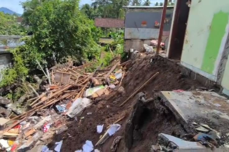 Rumah Ambruk Dihantam Air Bah di Tabanan, Ibu dan Anak Masih Dalam Pencarian.