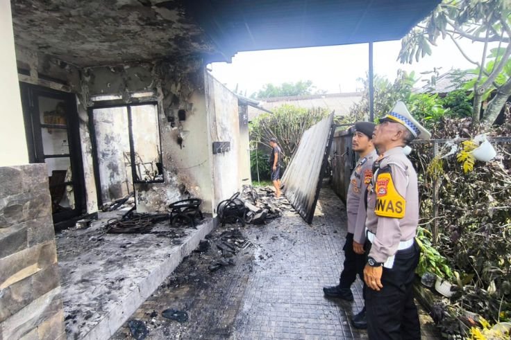 gudang penyimpanan baterai panel surya di Denpasar dilalap api.