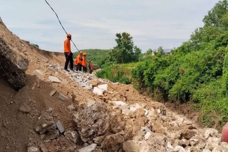 Proses evakuasi korban longsoran senderan tebing proyek penataan lahan di kawasan Ungasan, Jumat (23/1/2026).