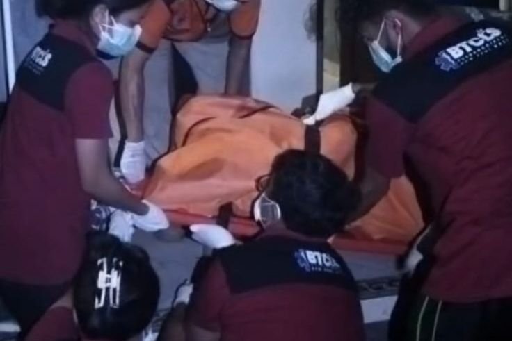 Petugas mengevakuasi jenazah seorang ibu yang ditemukan meninggal dunia di kamar mandi kos. (Foto: Istimewa)