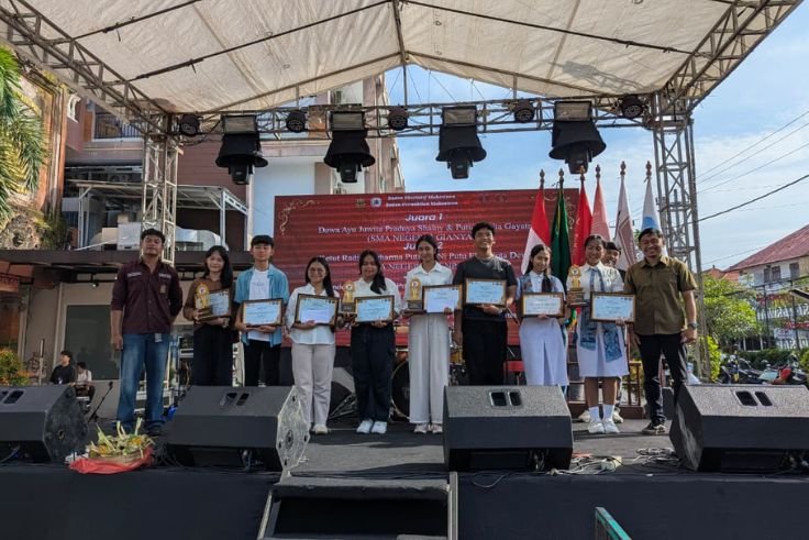 Suasana puncak acara Lawfest XII Fakultas Hukum Universitas Mahasaraswati Denpasar yang berlangsung meriah.