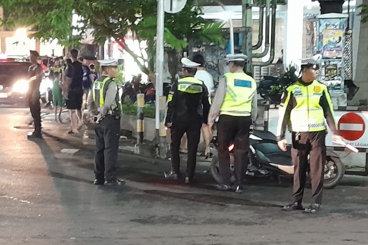 Penertiban pengendara motor dan ojek online di Simpang Jalan Melasti, Legian, Minggu (11/1/2026) malam.