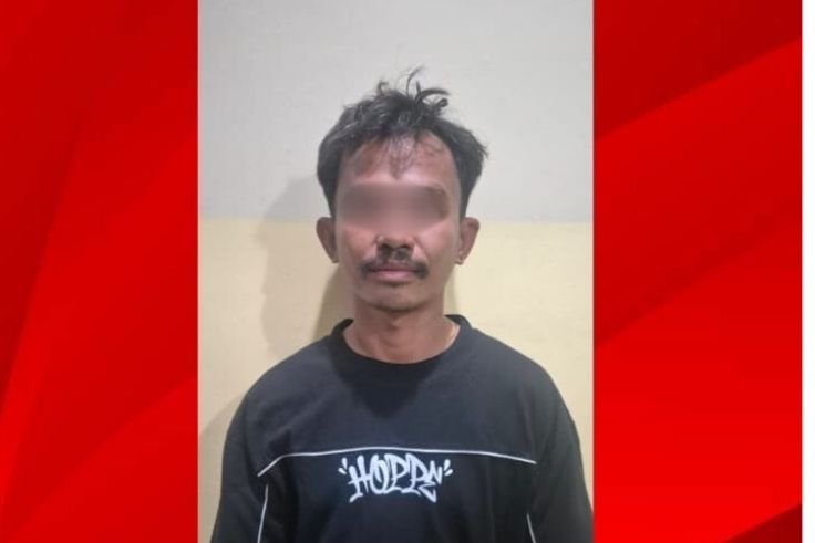 Tersangka EAP saat diamankan di Polsek Abiansemal.