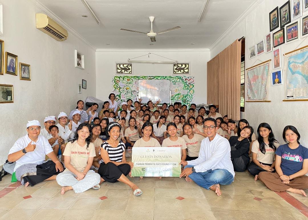 The Mr. Wayan Ubud team delivers donation support to Yayasan Taman Permata Hati as part of its 10th anniversary social commitment program.