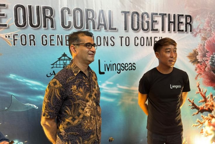 Vineet Mahajan, General Manager of Ayodya Resort Bali (left), and Leon Boey of Living Sea (right) during the official launch of the coral conservation partnership in Nusa Dua, Friday (Feb 13).