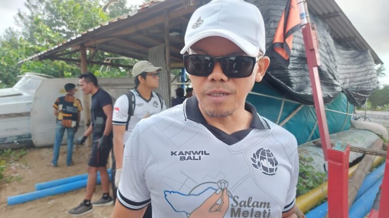 Kepala Kanwil BPN Bali I Made Daging saat mengikuti aksi bersih-bersih di Pantai Mertasari, Denpasar, Minggu (15/2/2026).