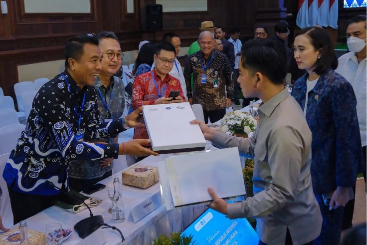 Ketua ASITA Bali, I Putu Winastra, menyerahkan buku Bali and Beyond Travel Fair (BBTF) kepada Wakil Presiden RI Gibran Rakabuming Raka.