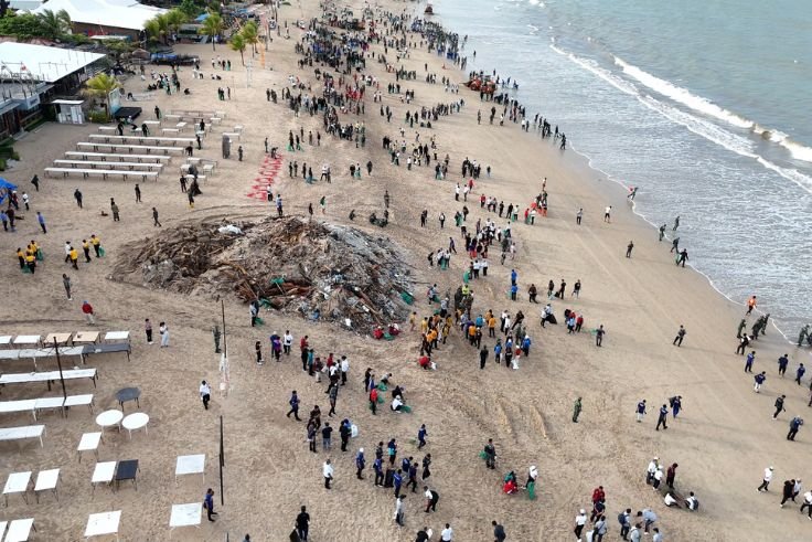 Pemprov Bali libatkan berbagai unsur dalam menjaga kawasan pantai dari berbagai sampah kiriman.
