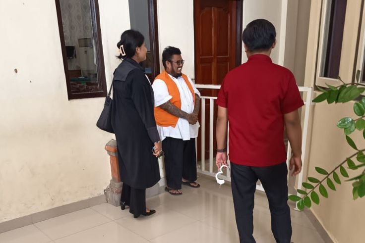 Terdakwa M. Koko usai mengikuti sidang putusan perkara narkotika di Pengadilan Negeri Denpasar, Selasa (10/2/2026).