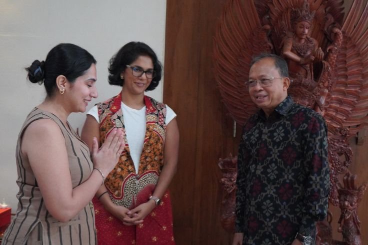 Gubernur Bali Wayan Koster menerima jajaran manajemen Airbnb Asia Tenggara saat membahas penertiban usaha pariwisata tak berizin di Jayasabha, Denpasar.