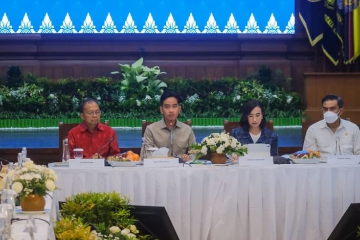 Wakil Presiden Gibran Rakabuming Raka berdialog dengan puluhan pelaku usaha pariwisata saat silaturahmi di Poltekpar Bali, Jumat (13/2/2026).