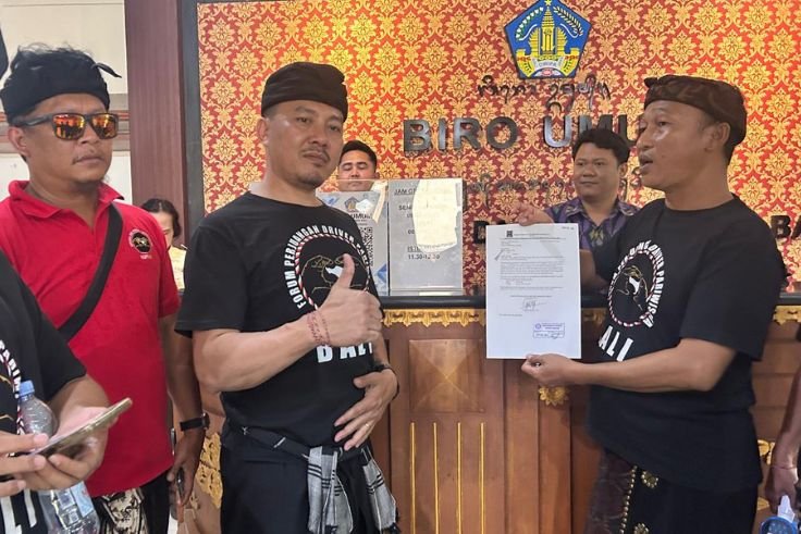 Perwakilan Forum Perjuangan Driver Pariwisata Bali menyerahkan surat audiensi, Jumat (20/2/2026).