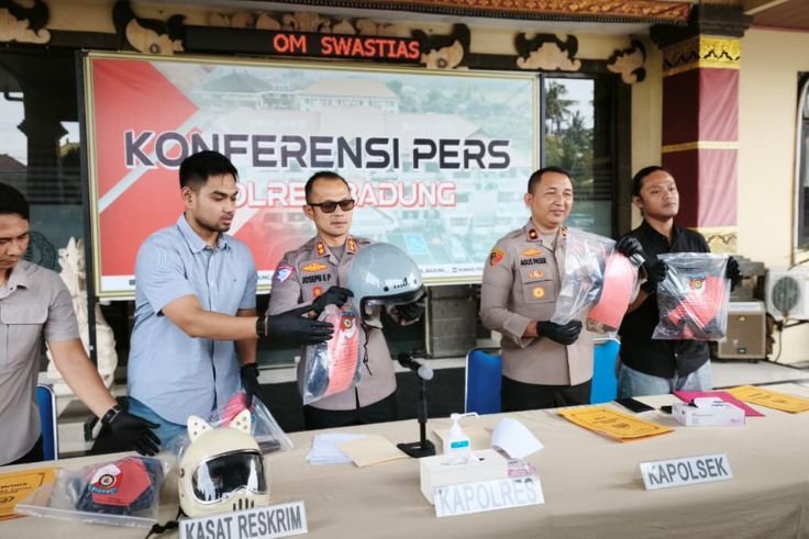 Aparat polres Badung menunjukkan barang bukti saat konferensi pers, Sabtu (21/2).