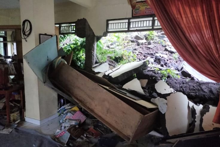 Kondisi ruang perpustakaan SD Sathya Sai Peguyangan Kangin yang rusak parah setelah tertimpa longsoran tanah.