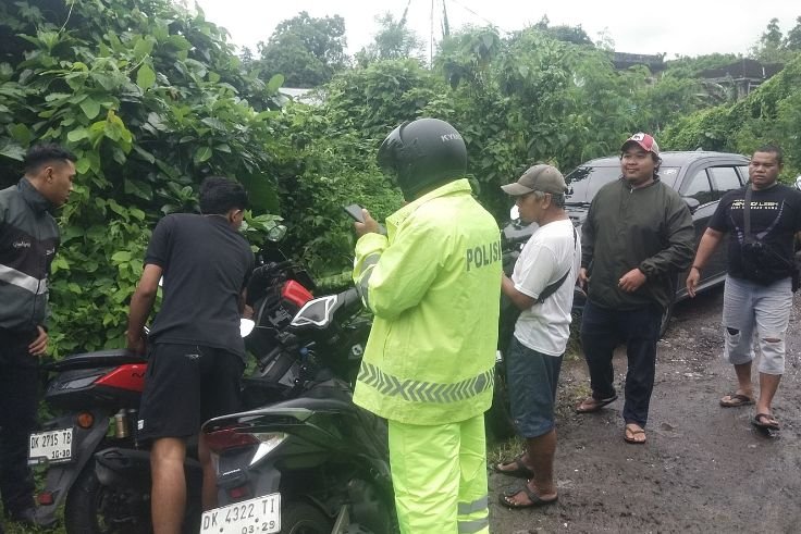 Sepeda motor Yamaha NMax milik korban ditemukan petugas di semak-semak tak jauh dari lokasi kos di wilayah hukum Polsek Kuta Selatan.