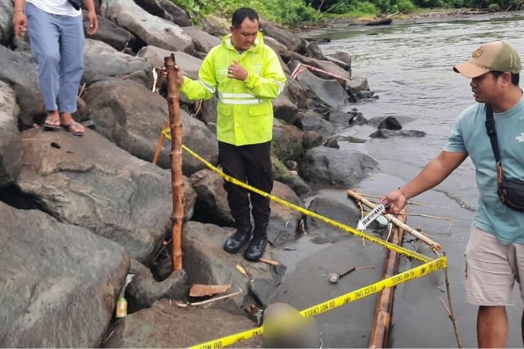 Petugas melakukan olah TKP di muara Sungai Wos Teben, Gianyar, terkait temuan potongan tubuh manusia.