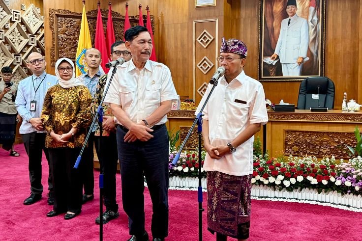 Gubernur Bali Wayan Koster mengikuti rapat bersama Dewan Ekonomi Nasional di Gedung Kertha Sabha, Denpasar, Kamis (26/2).