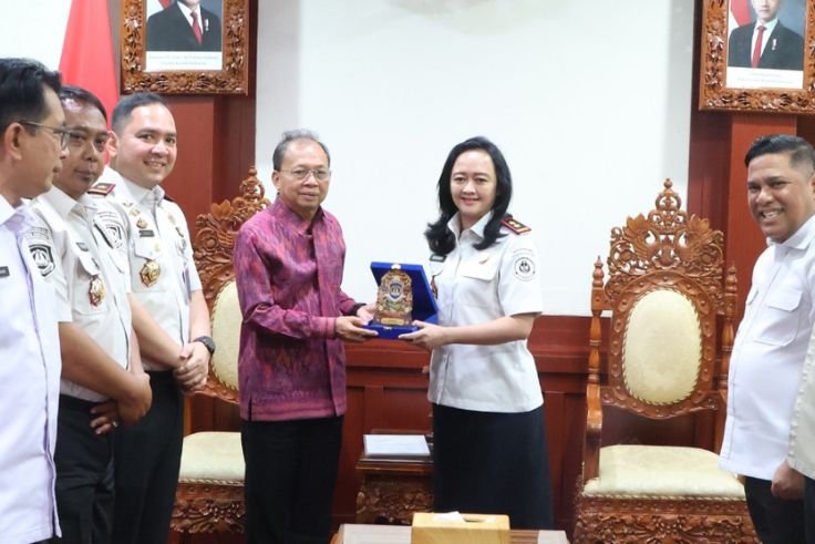 Gubernur Bali Wayan Koster saat menerima Kepala Kanwil Direktorat Jenderal Imigrasi Bali Felucia Sengky Ratna di Kantor Gubernur Bali, Rabu (4/2/2026).