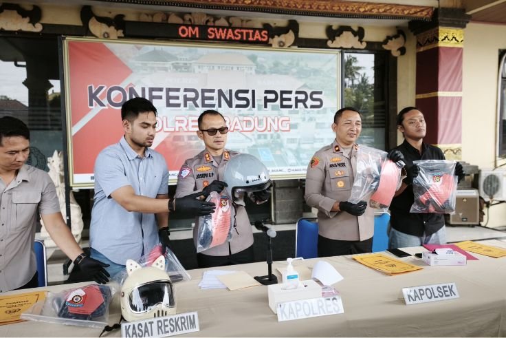 Petugas kepolisian menunjukkan sejumlah barang bukti kasus penjambretan saat konferensi pers di Mapolres Polres Badung.
