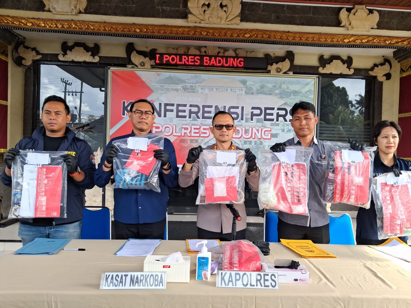 Aparat Polres Badung menunjukkan sejumlah barang bukti sabu dan ekstasi hasil pengungkapan delapan tersangka jaringan narkoba lintas provinsi.