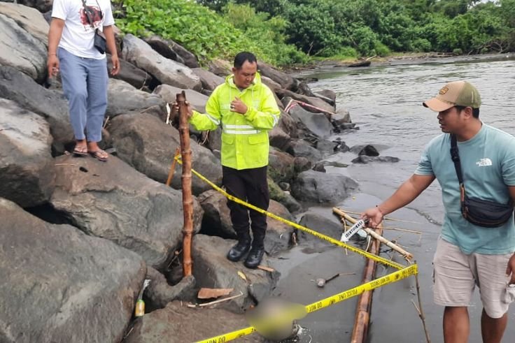 Petugas kepolisian melakukan olah TKP di kawasan Pantai Ketewel, lokasi penemuan potongan tubuh manusia yang menggegerkan warga.