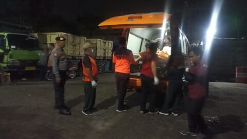 Petugas mengevakuasi jenazah sopir truk yang ditemukan meninggal dunia di area gudang wilayah Kesiman Kertalangu, Denpasar Timur.