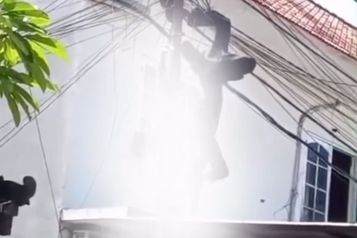 Korban tersengat listrik tengah mendapatkan penanganan medis di rumah sakit.