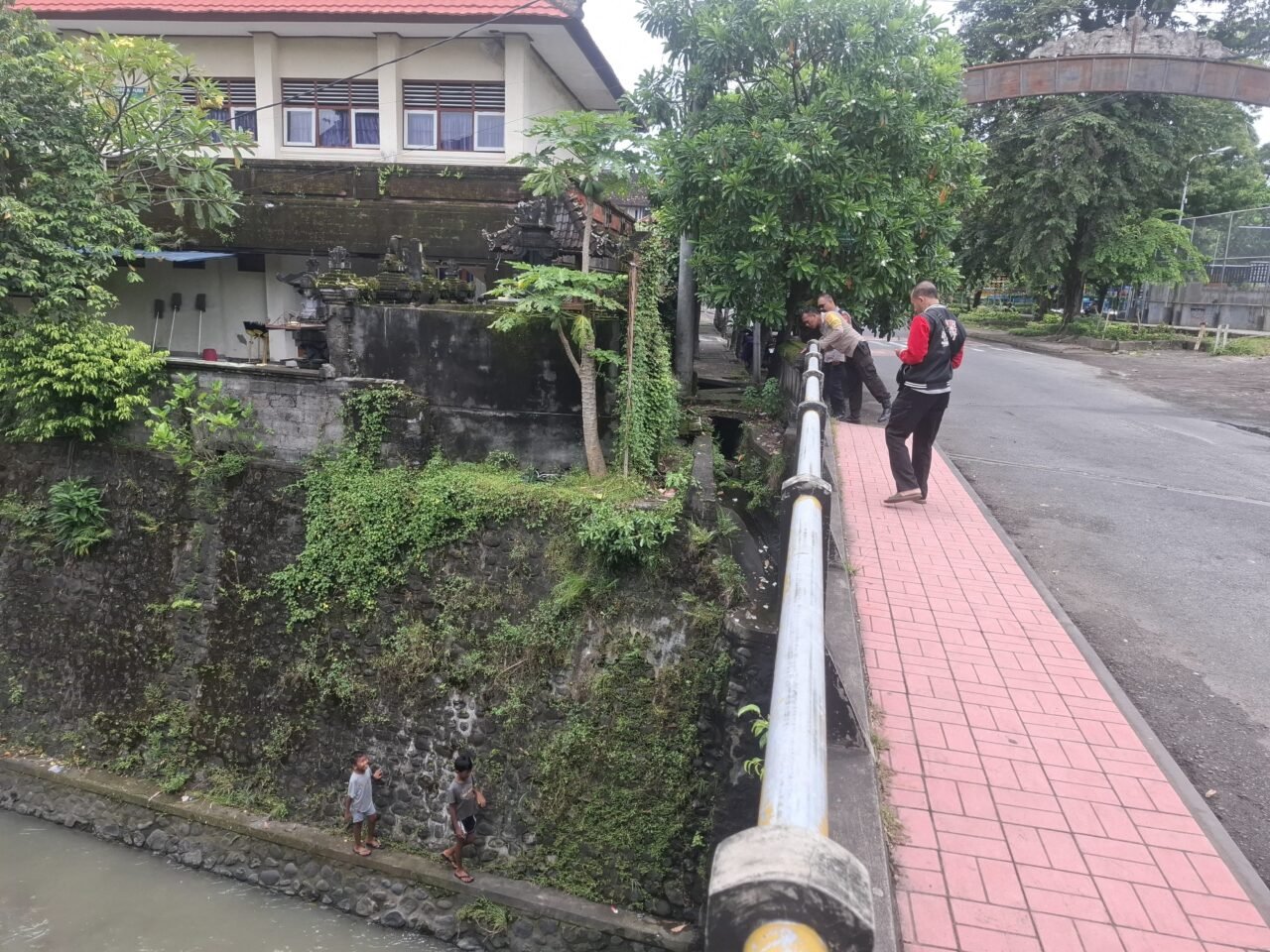 seorang pria dikabarkan terjatuh ke sungai di kawasan Lumintang, Denpasar Utara, Minggu (1/3/2026) pagi.