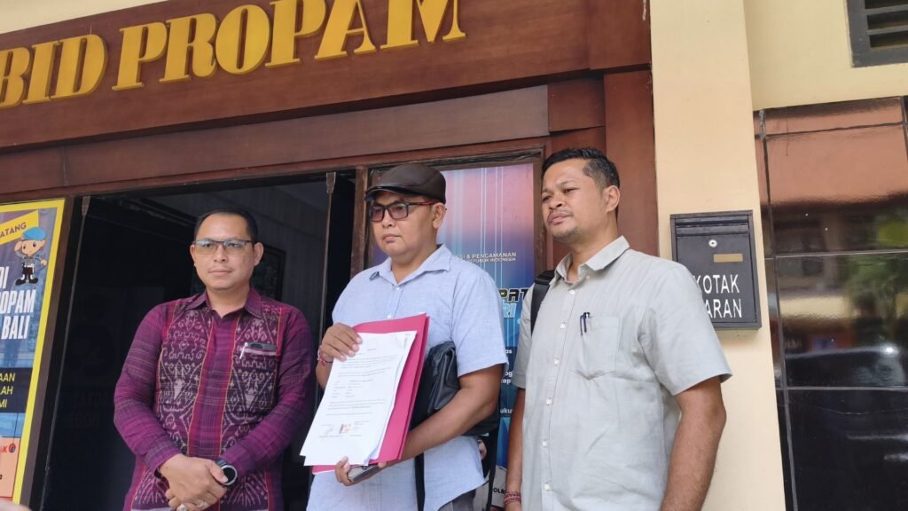IGA didampingi kuasa hukum melaporkan penyidik Polres Badung ke Bidpropam Polda Bali terkait dugaan kriminalisasi kasus sengketa tanah, Jumat (6/3).