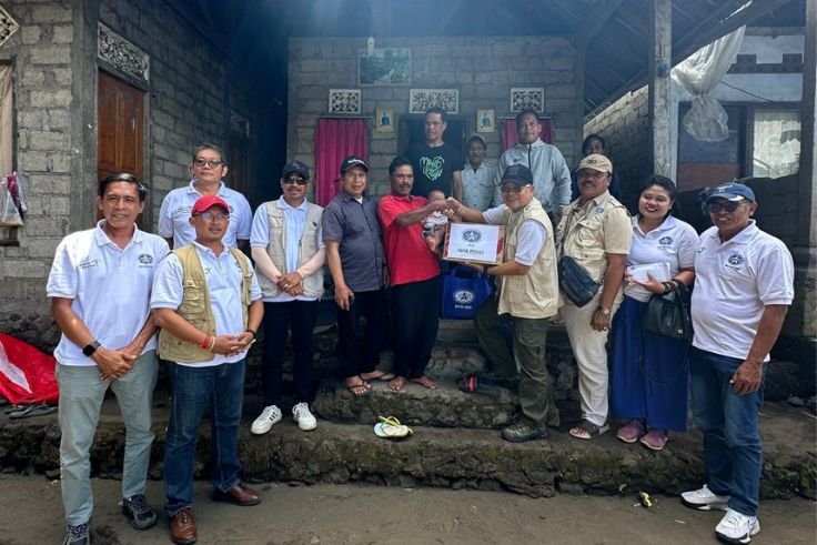 Pengurus ASITA Bali menyerahkan bantuan sosial kepada anak yatim dan buruh tani di Desa Songan B, Kintamani.