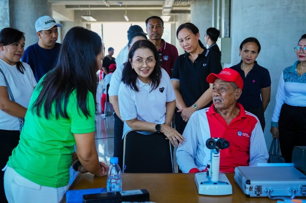 Ketua K3S Badung, Nyonya Rasniathi Adi Arnawa, memimpin pemeriksaan kesehatan gratis bagi warga Kelurahan Kuta.