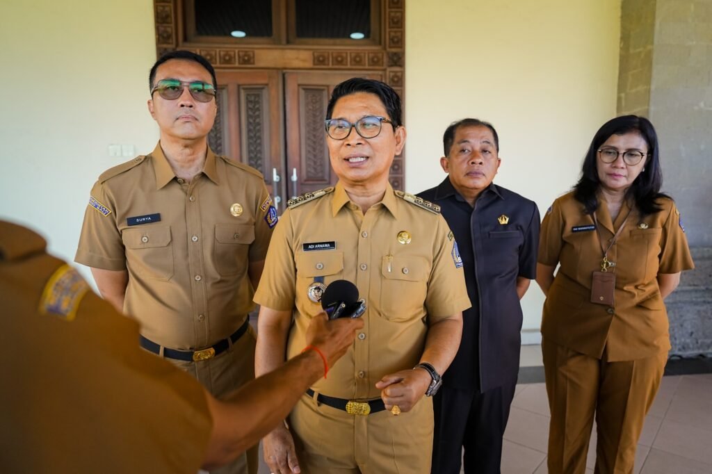 Bupati Badung, Adi Arnawa mewajibkan seluruh ASN Pemkab Badung bangun budaya pilah sampah.