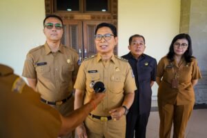 Bupati Badung, Adi Arnawa mewajibkan seluruh ASN Pemkab Badung bangun budaya pilah sampah.