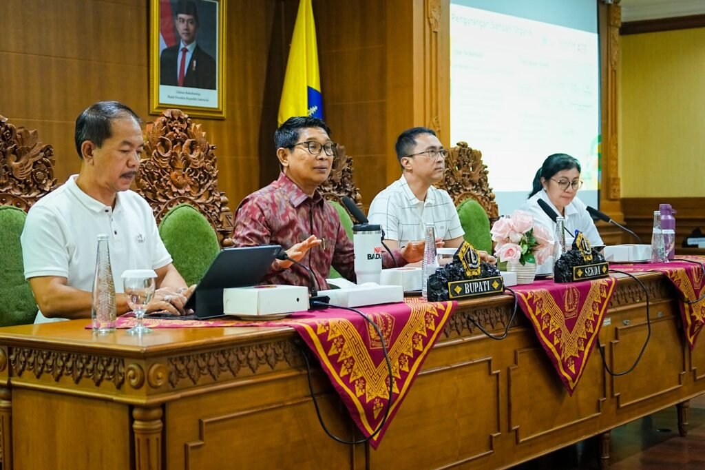 Bupati Wayan Adi Arnawa pimpin rapat evaluasi Asper PSBS Badung di Puspem, Jumat (27/3).