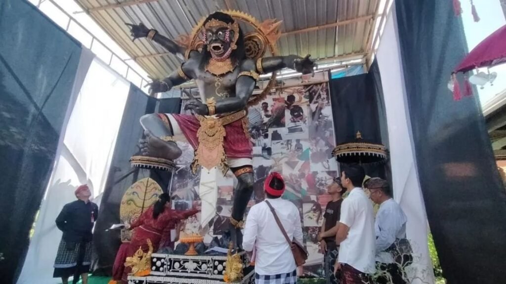 Tim juri melaksanakan proses penilaian Lomba Ogoh-Ogoh di Kantor Dinas Kebudayaan Kabupaten Tabanan.