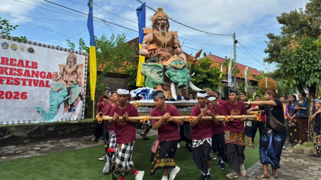 Siswa SLB Negeri 2 Denpasar mengarak ogoh-ogoh berkeliling area sekolah pada Kamis (5/3).
