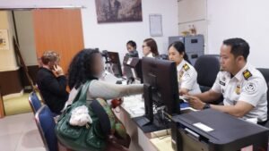 Petugas Kantor Imigrasi Kelas I TPI Denpasar melayani pengurusan Izin Tinggal Keadaan Terpaksa (ITKT) bagi warga negara asing yang terdampak penutupan jalur udara di kawasan Timur Tengah.