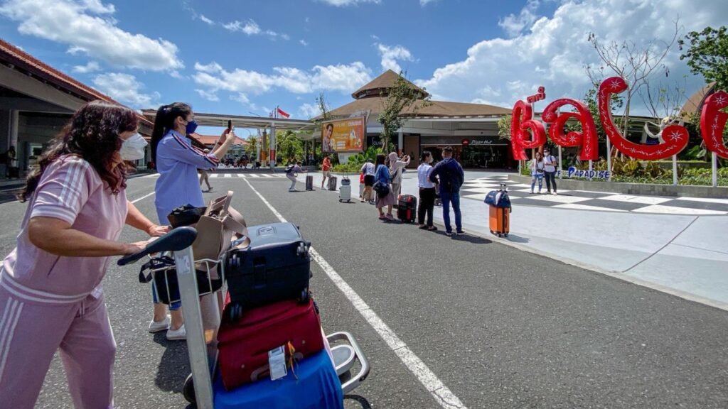 Aktivitas wisatawan di salah satu kawasan wisata di Bali yang tetap ramai meski situasi global tengah bergejolak.