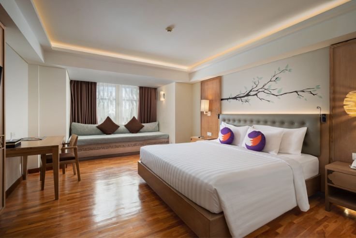 Fasilitas kamar Deluxe di FOX Jimbaran Beach Bali yang menawarkan kenyamanan menginap bagi tamu selama paket Nyepi “Serenity at FOX!”.