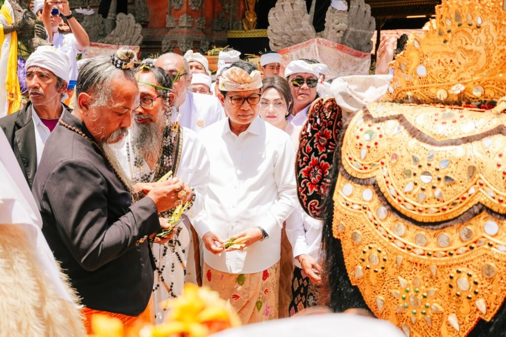Bupati Badung I Wayan Adi Arnawa saat mengikuti prosesi Ngodak Pelawatan di Pura Dalem Bebalang, Carangsari.