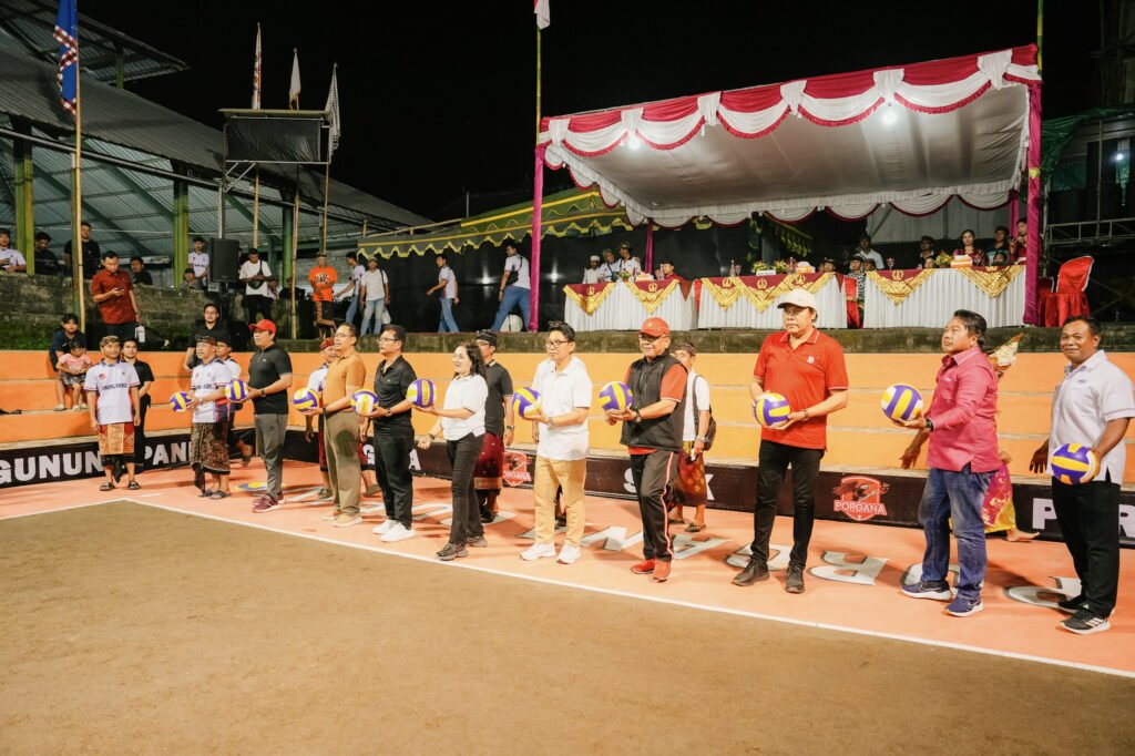Bupati Adi Arnawa dan Ketua TP. PKK membuka Porgana Cup IV 2026 di Tumbak Bayuh.