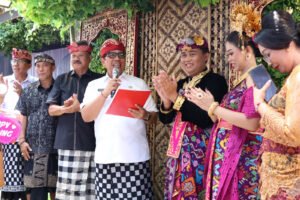 Bupati Sanjaya menghadiri acara pernikahan di Tabanan.