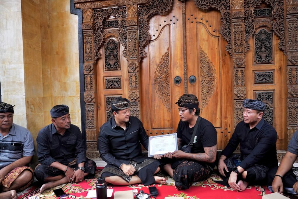 Wabup Bagus Alit Sucipta dan Yunita Alit Sucipta menyerahkan dokumen Akta Kematian pada Senin (23/3).