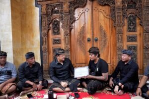 Wabup Bagus Alit Sucipta dan Yunita Alit Sucipta menyerahkan dokumen Akta Kematian pada Senin (23/3).